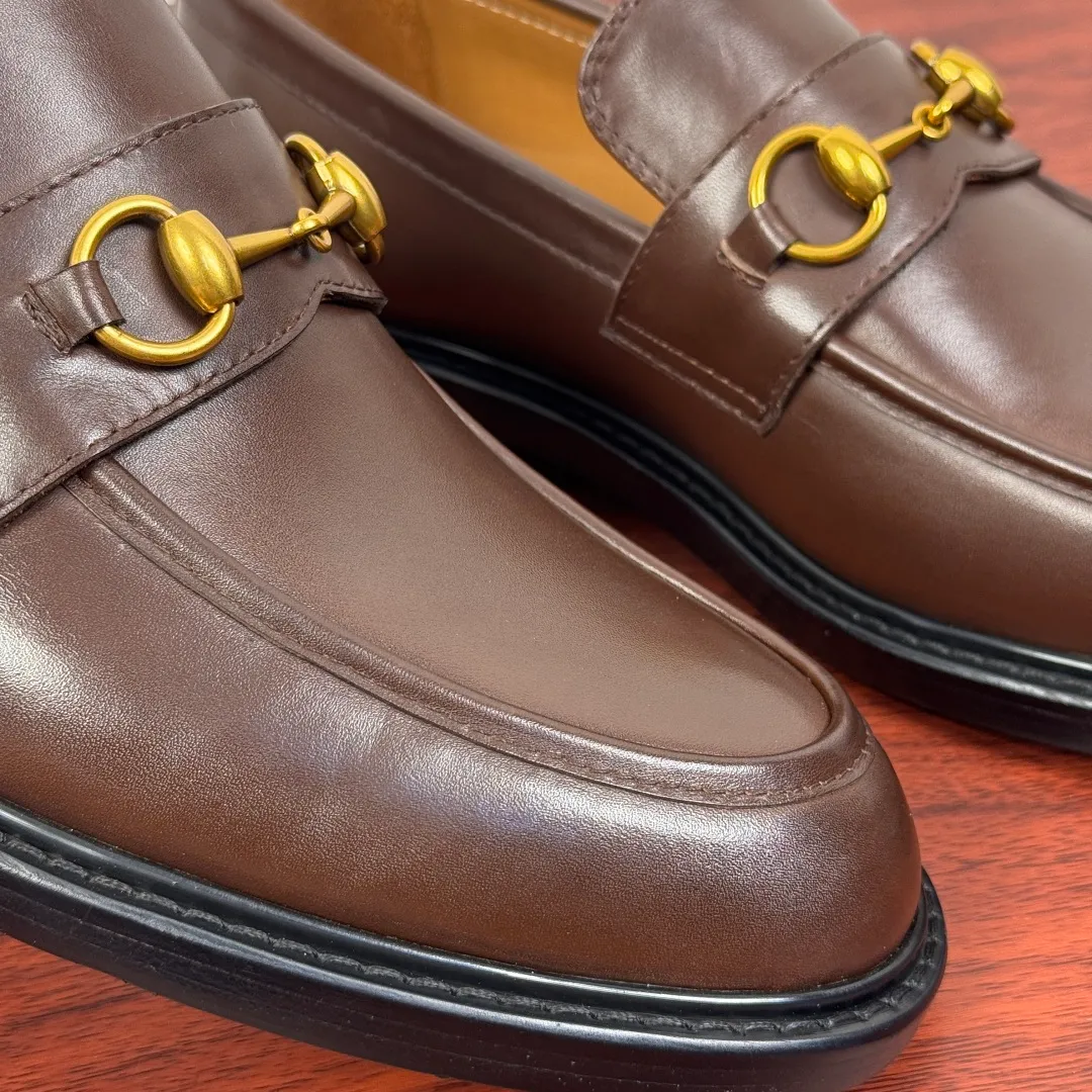 Batch 980 Gucci/Gucci new men's loafers with horsebit buckle! These classic loafers, embellished with a horsebit buckle, embody timeless elegance and pay homage to the brand's rich heritage. The carefully crafted leather sole and semi-circular toe inject new charm into the entire design. Iconic accessories and metal buckle finishes complement each other, classic loose fit, solid color leather highlights the simple and rustic temperament. Select high-quality leather. Pay attention to the details of the leather material. The texture is bright. The leather has excellent toughness. It is soft, comfortable and durable. The dyed calfskin lining has uniform and fine holes, soft and comfortable. The thickened leather outsole and the composite rubber bottom sheet at the heel are extremely comfortable, wear-resistant and non-slip. It is the first choice for light weight. It is versatile and luxurious, and comes with a full set of packaging! Size: 39-40-41-42-43-44 leather shoe size (38.45.46 can be customized) Item number: 812158 Coffee color